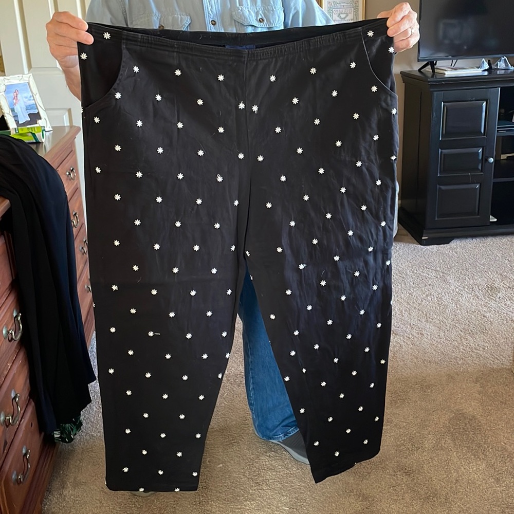 3x Denim & Co. black capris with tiny white and yellow embroidered daisies